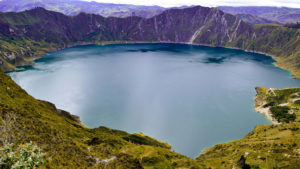 Quilotoa, el coloso que alberga una de las 15 lagunas de origen volcánico más hermosas del mundo