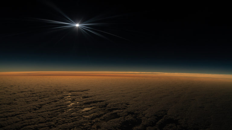 Las imágenes del eclipse solar total desde un avión por National Geographic