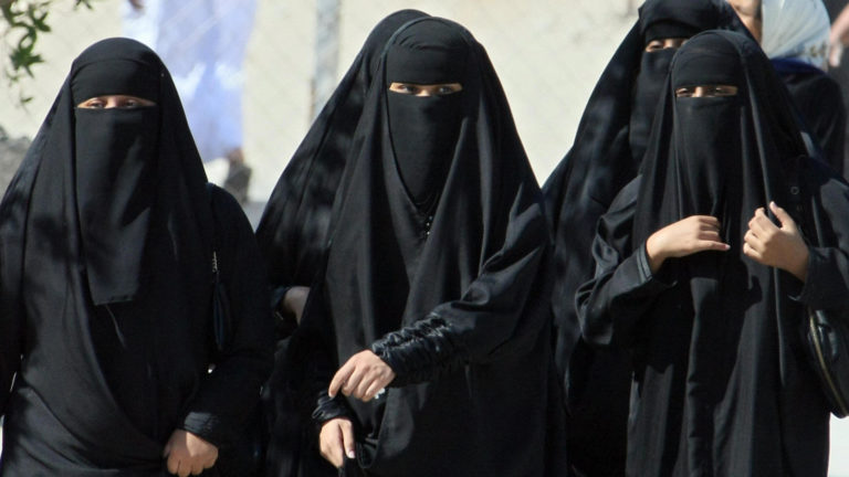 Finalmente, las mujeres de Arabia Saudita pueden viajar sin permiso de un hombre