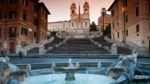 Roma prohibe a los turistas sentarse en las escaleras de la Plaza de España