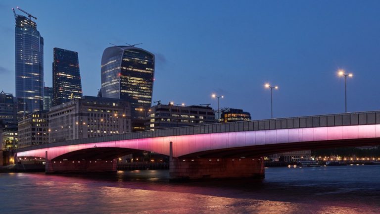 Londres luce más colorida: iluminan los puentes sobre el río Támesis