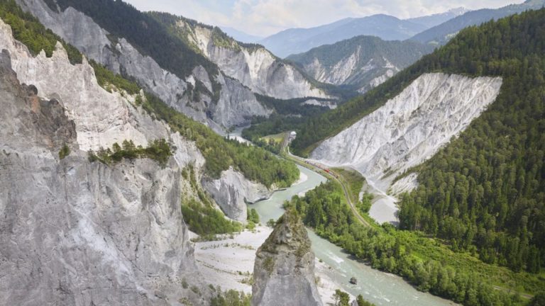 Así es Glacier Express, el fantástico recorrido en tren por Suiza