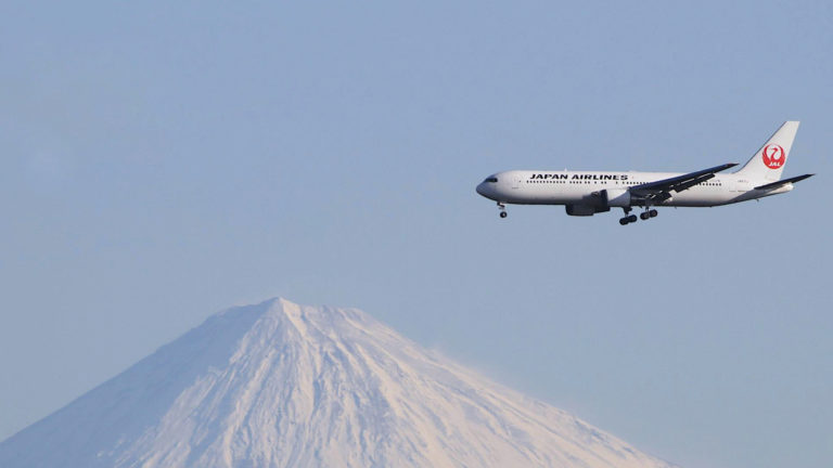 Japan Airlines: la aerolínea que permite evitar los niños en sus vuelos