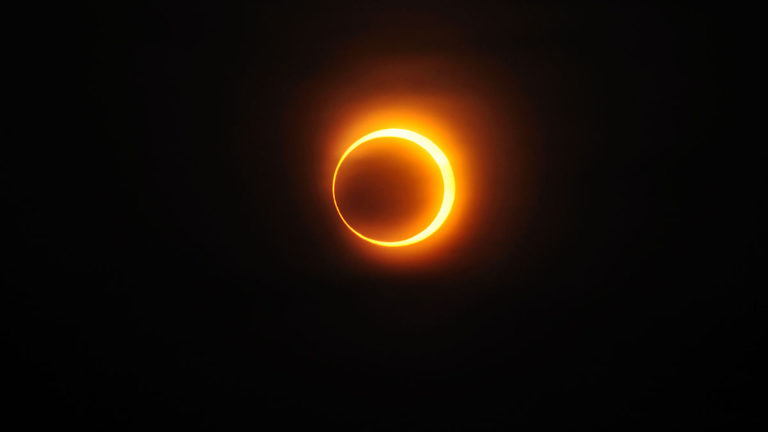 ¿Qué es un eclipse anular de sol y cómo se diferencia de uno total o parcial?