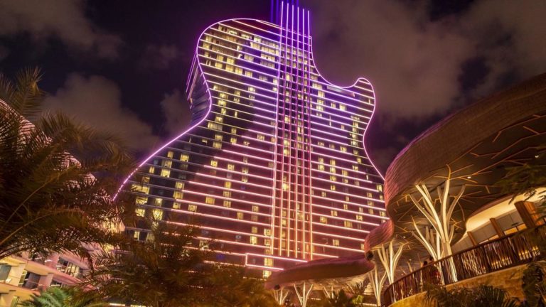 Abrió el casino y hotel Hard Rock Seminole, con forma de guitarra