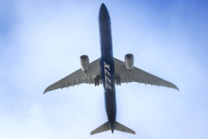 Este es el Boeing 777X con alas plegables: exitoso primer vuelo de prueba