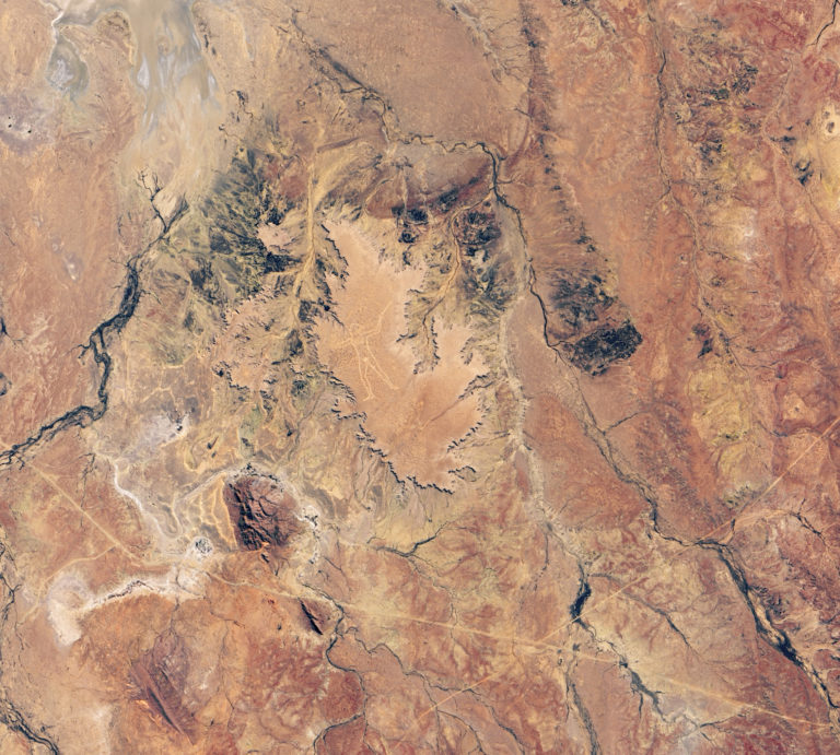 Nueva imagen de la NASA del hombre Marree, el gigantesco grabado en Australia