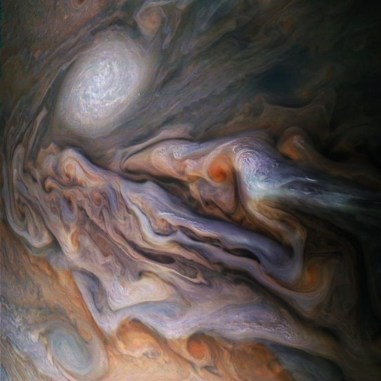 La hermosa imagen de Júpiter con un remolino de nubes