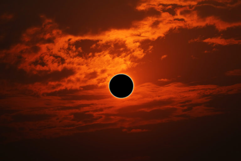 El 21 de junio, el invierno (o verano) inicia con un eclipse de Sol