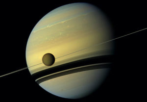 El satélite Titán de Saturno se aleja cada vez más del planeta