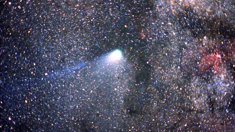 ¿Cuándo vuelve a pasar el cometa Halley por la Tierra?