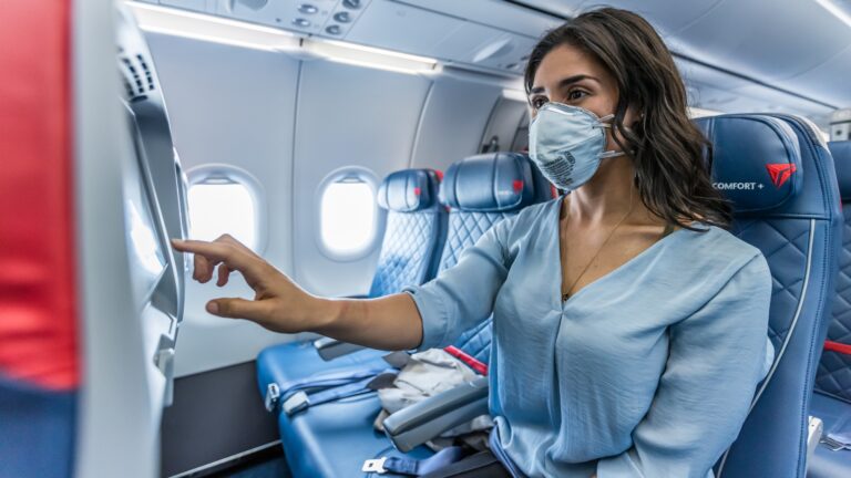 Qué llevar en el avión para viajar durante el coronavirus