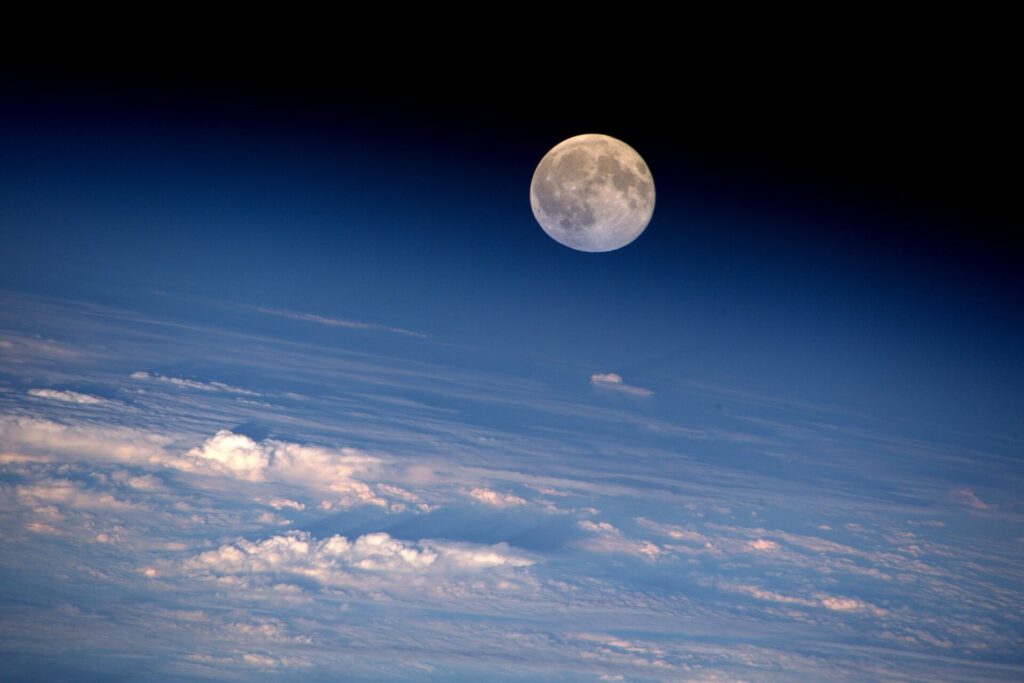 ¿Cada cuánto ocurre una luna llena y de dónde surgen sus nombres? —