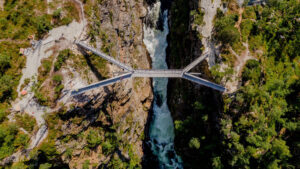El espectacular puente que flota sobre cascadas en Noruega