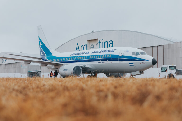 Las imágenes del avión retro de Aerolíneas Argentinas celebrando sus 70 años