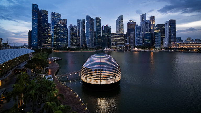 Así es la tienda flotante de Apple en Singapur: imágenes