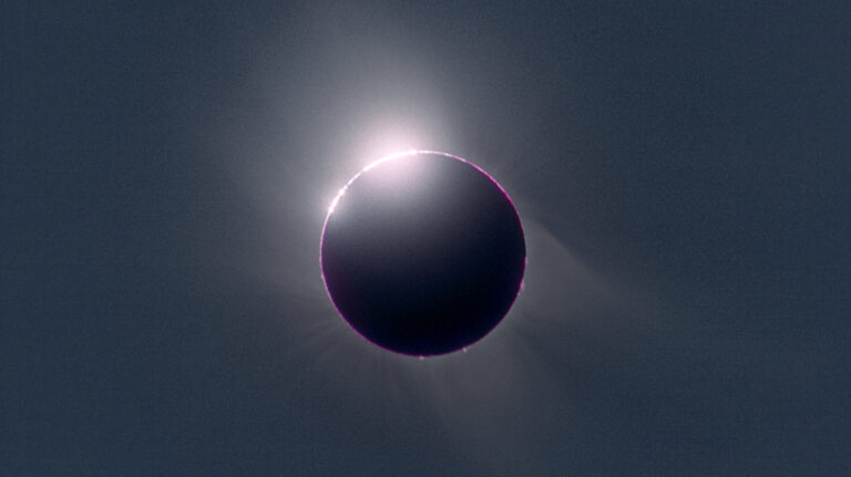 ¿Se puede mirar el eclipse solar a simple vista? ¿Es seguro?