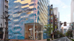 Así es la original nueva tienda de Louis Vuitton con una fachada ondulante