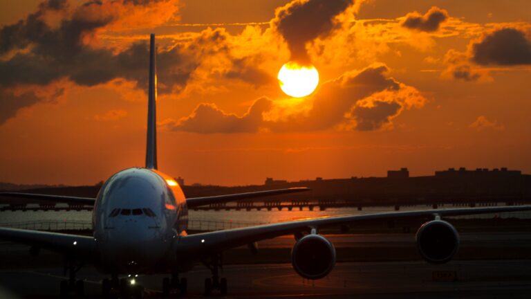 Más tests y vuelos cancelados: las nuevas restricciones para viajar al exterior
