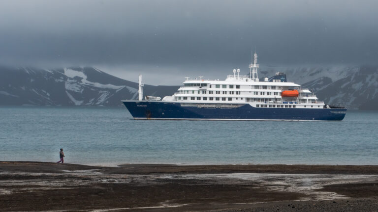 Eclipse Total de Sol 2021: lanzan crucero a la Antártida