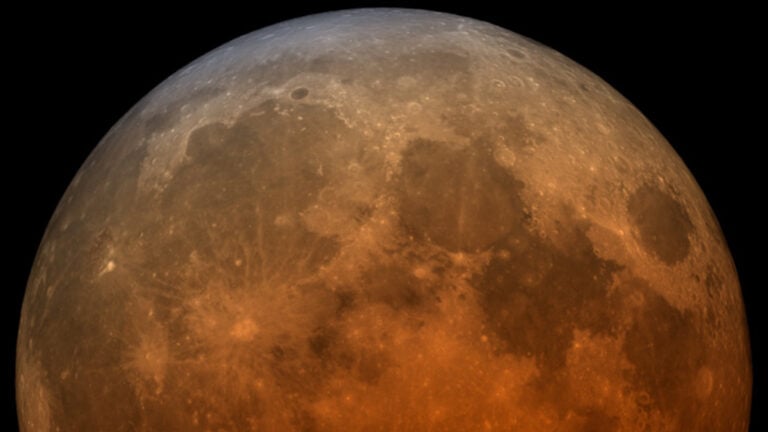 ¿Porqué vemos la Luna roja durante un eclipse lunar?