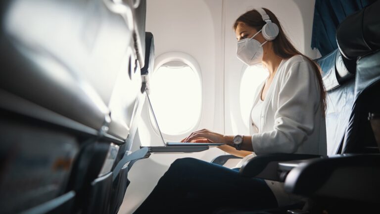 ¿Hasta cuándo habrá que usar máscaras en los aviones?