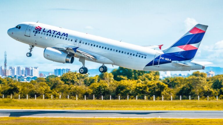 Los vuelos aprobados de Latam para volar en octubre a Brasil, Chile y Perú