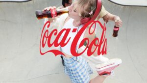 Este es el nuevo logotipo de Coca-Cola: un abrazo invisible. Video