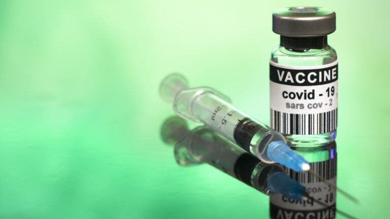 Se pueden combinar las vacunas Moderna, Pfizer, Johnson y Johnson