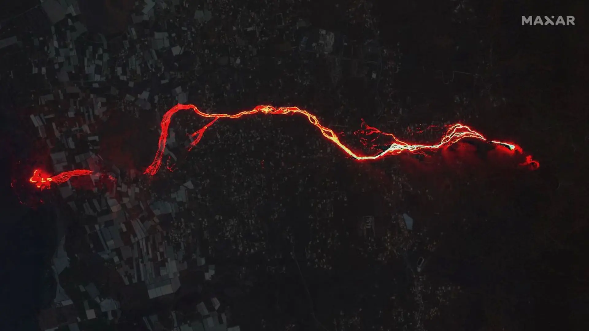 Nuevas imágenes del volcán de La Palma y su río de lava, desde el espacio