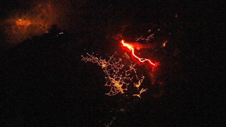 Nuevas imágenes del volcán de La Palma desde el espacio: un río de lava