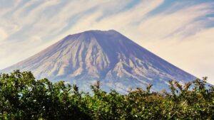 ¿Cuáles son los volcanes que se pueden visitar por turismo?