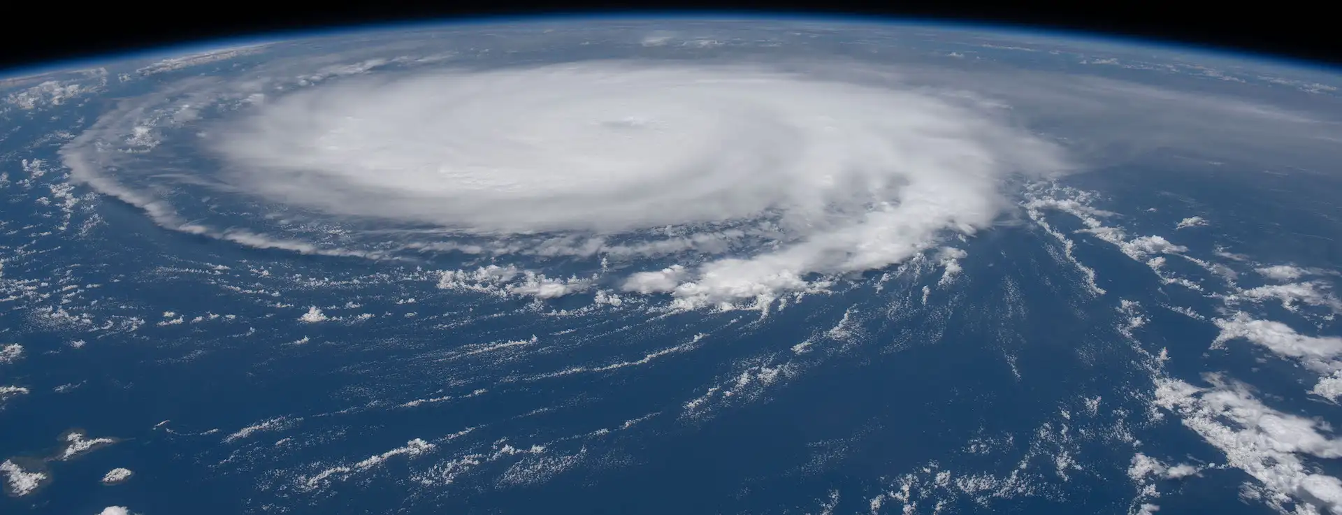 ¿Cuáles son las categorías de los huracanes y qué daños provocan?