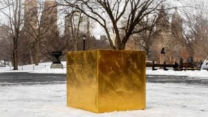 ¿De qué se trató la escultura de oro en el Central Park de Nueva York?