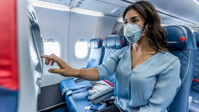 ¿Hay que seguir usando máscaras faciales en aviones?