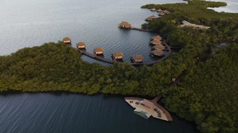 Así es Bocas Bali Panamá: la primera playa flotante del mundo. ¿Cuánto cuesta?