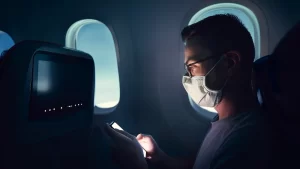 ¿Hay que seguir usando máscaras faciales en aviones? Depende de la aerolínea