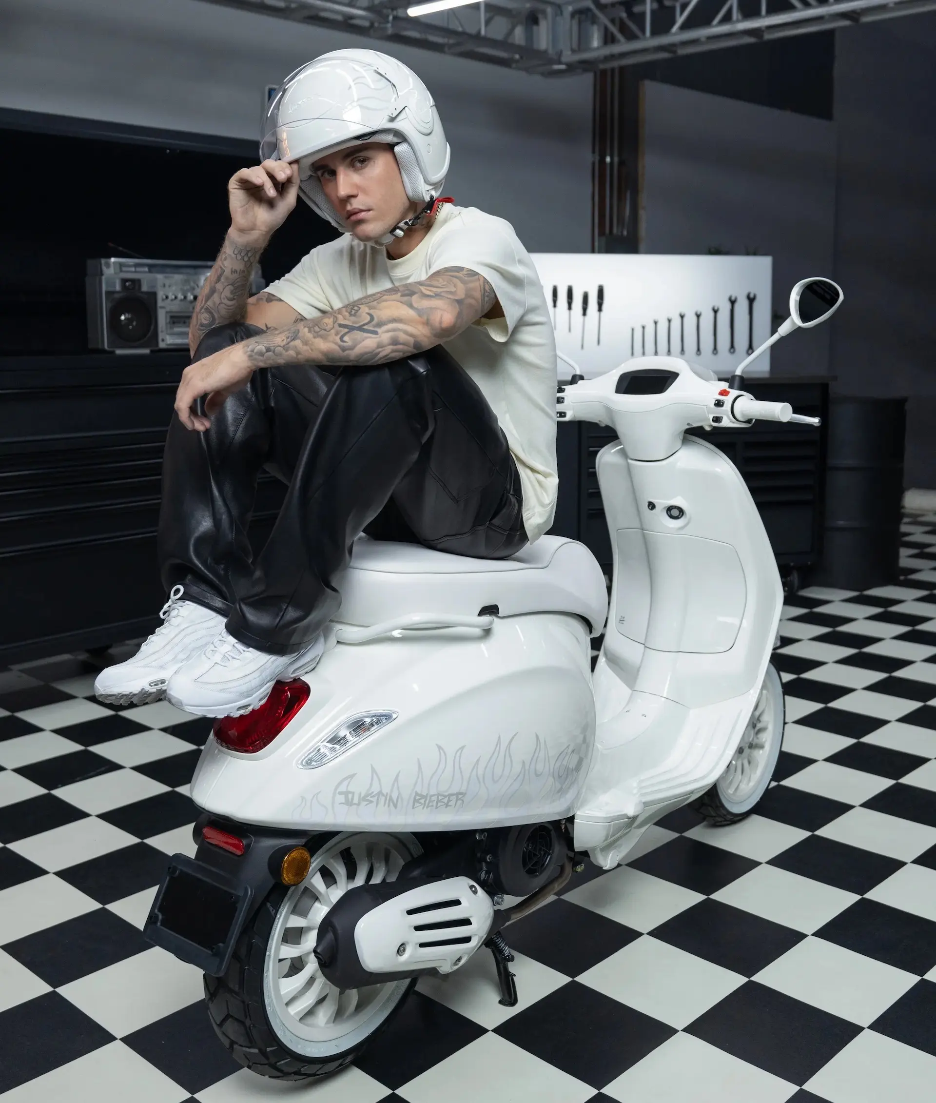 Así es la nueva motocicleta de Vespa diseñada por Justin Bieber: video
