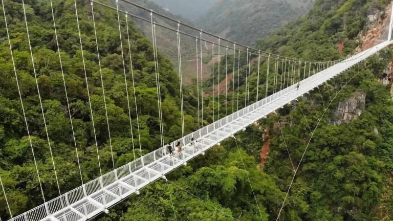 Así es Bach Long Bridge: el puente flotante de cristal más largo del mundo