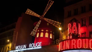 Cómo reservar una noche en el Moulin Rouge de París con Airbnb