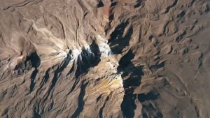 Así se ve el volcán Chachani en Perú desde el espacio