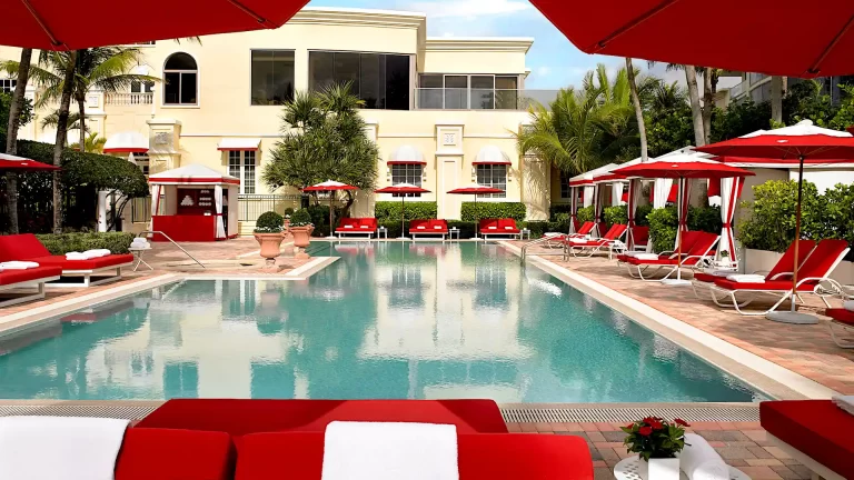 Así es la nueva y exclusiva piscina para adultos del resort Acqualina Miami