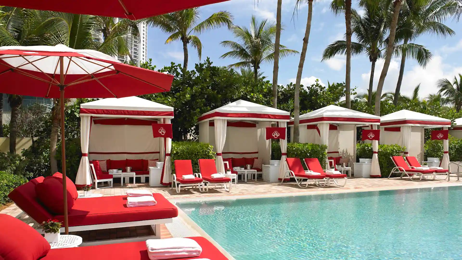 Así es la nueva y exclusiva piscina para adultos del resort Acqualina Miami