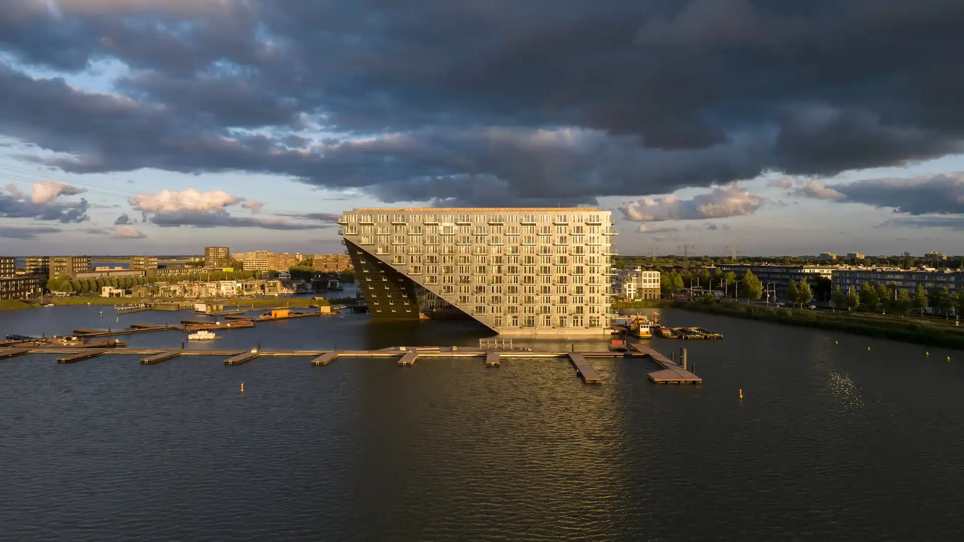 Sluishuis: el increíble edificio de viviendas flotante en Ámsterdam en imágenes