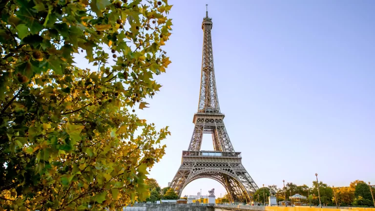 ¿La Torre Eiffel en peligro?: la pintan pero aseguran que está en mal estado