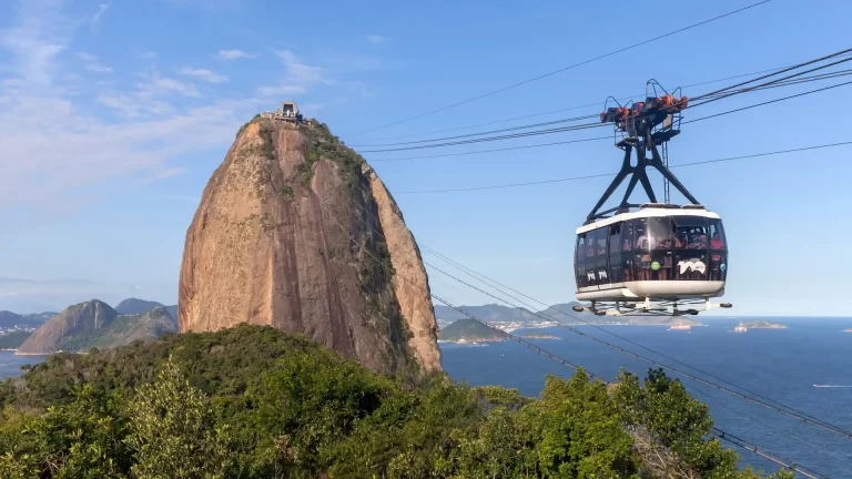 El nuevo atractivo en Río de Janeiro: una tirolesa o zip line en el Pan de Azúcar