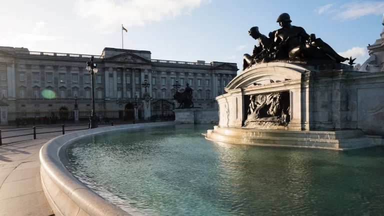 Cómo es el Palacio de Buckingham: cuándo se construyó y su historia