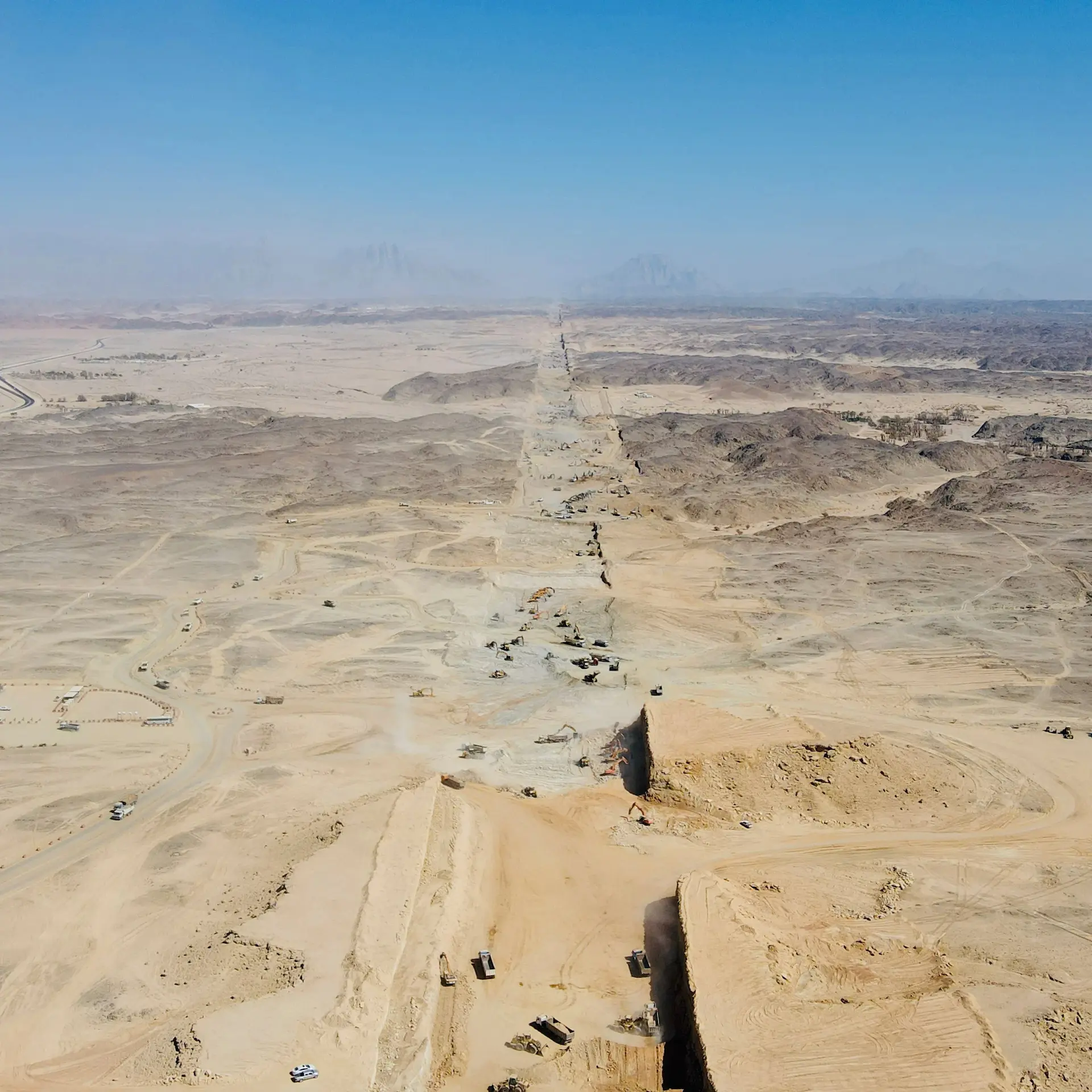 Así avanzan las obras de construcción de The Line, el rascacielos horizontal de Arabia Saudita