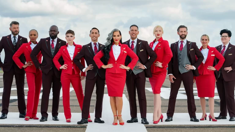 Así son los nuevos uniformes no binarios de la aerolínea Virgin Atlantic