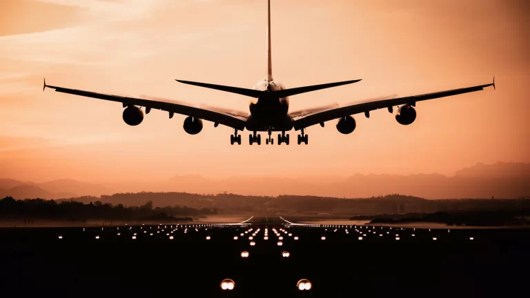 ¿Por qué hay combustible en las alas de los aviones?